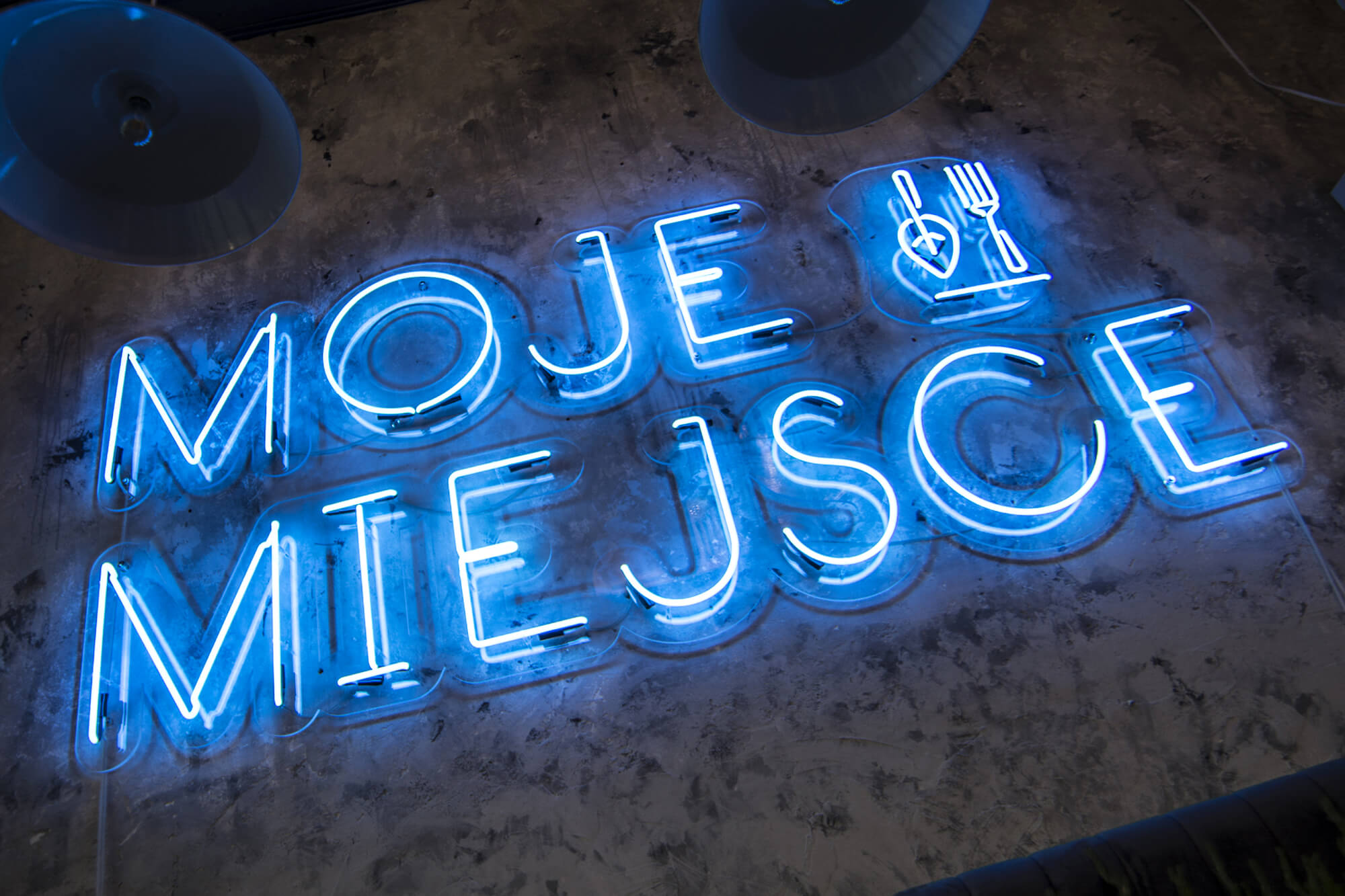 moje-miejsce-neon-swietlny-na-scianie-betonowej-neon-wewnatrz-restauracji-reklama-z-neonu-logo-reklamowe-napis-neonowy-neonowe-litery-nen-na-zamowienie